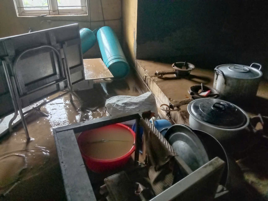 Thầy cô bật khóc nhìn trường học tan hoang sau lũ, hơn 400 HS chưa thể đến trường- Ảnh 6.