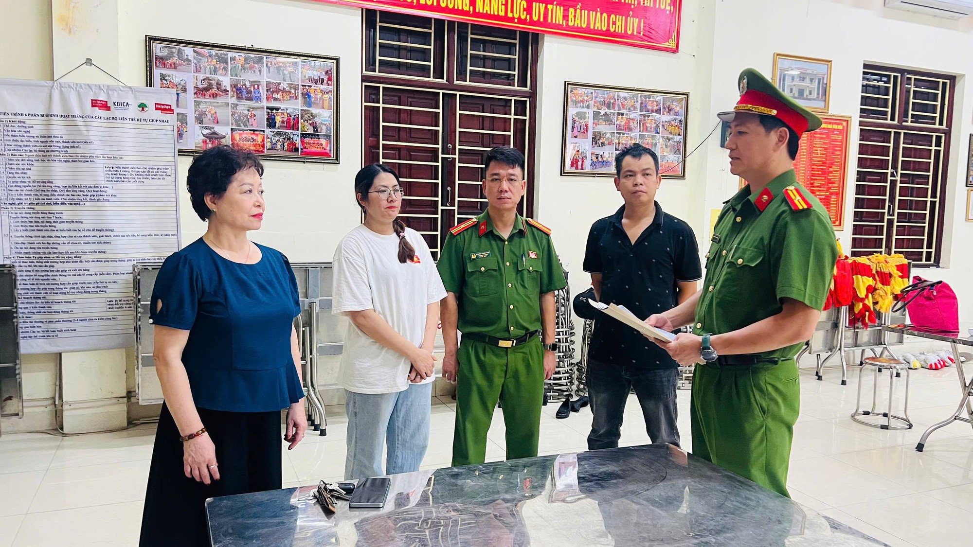 Khám xét chỗ ở, nơi làm việc của Trần Thị Dung - Ảnh 1. Khám xét chỗ ở, nơi làm việc của Trần Thị Dung - Ảnh 1.