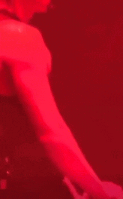 Nam ca sĩ hạng A để fan nữ đụng chạm, vũ đạo 18+ phản cảm qu&aacute; đ&agrave;- Ảnh 4.