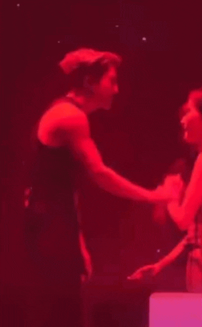 Nam ca sĩ hạng A để fan nữ đụng chạm, vũ đạo 18+ phản cảm qu&aacute; đ&agrave;- Ảnh 3.