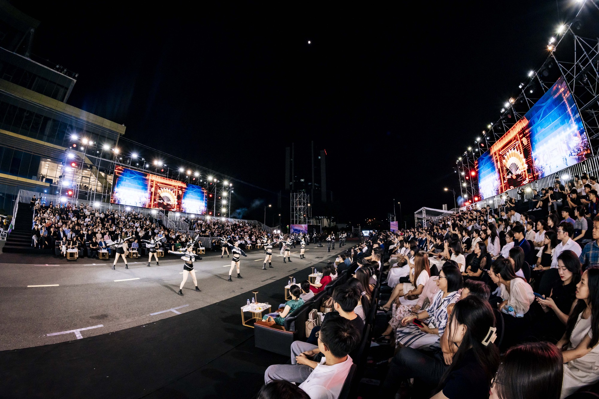 H&agrave;ng triệu lượt xem online, cả ngh&igrave;n kh&aacute;n giả trực tiếp, 15 &ocirc; t&ocirc; trị gi&aacute; cả chục tỷ đồng c&ugrave;ng loạt con số ấn tượng trong đ&ecirc;m Gala CCA 2025- Ảnh 1.