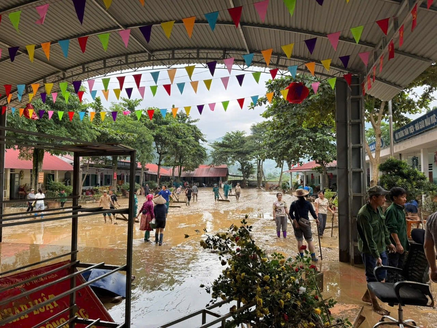 Thầy cô bật khóc nhìn trường học tan hoang sau lũ, hơn 400 HS chưa thể đến trường- Ảnh 8.