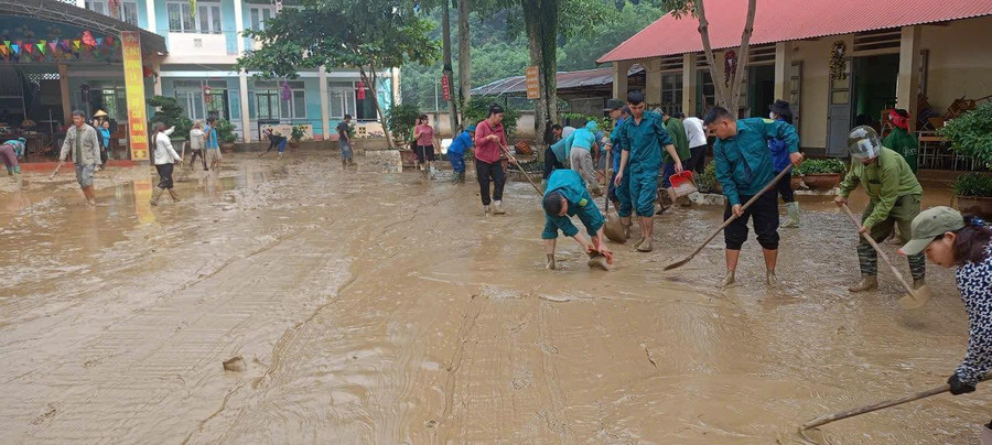 Thầy cô bật khóc nhìn trường học tan hoang sau lũ, hơn 400 HS chưa thể đến trường- Ảnh 1.