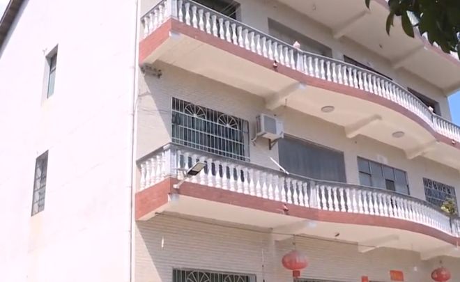 Cha gi&agrave; 92 tuổi c&ocirc; độc trong căn nh&agrave; sắp đổ, 5 con trai ở biệt thự bao quanh, bị chỉ tr&iacute;ch chỉ n&oacute;i: 