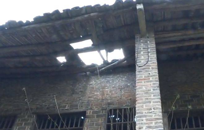 Cha gi&agrave; 92 tuổi c&ocirc; độc trong căn nh&agrave; sắp đổ, 5 con trai ở biệt thự bao quanh, bị chỉ tr&iacute;ch chỉ n&oacute;i: 