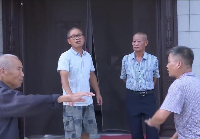 Cha gi&agrave; 92 tuổi c&ocirc; độc trong căn nh&agrave; sắp đổ, 5 con trai ở biệt thự bao quanh, bị chỉ tr&iacute;ch chỉ n&oacute;i: 