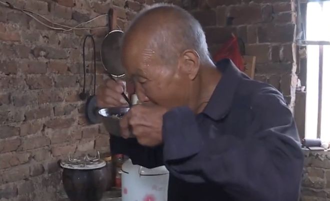 Cha gi&agrave; 92 tuổi c&ocirc; độc trong căn nh&agrave; sắp đổ, 5 con trai ở biệt thự bao quanh, bị chỉ tr&iacute;ch chỉ n&oacute;i: 