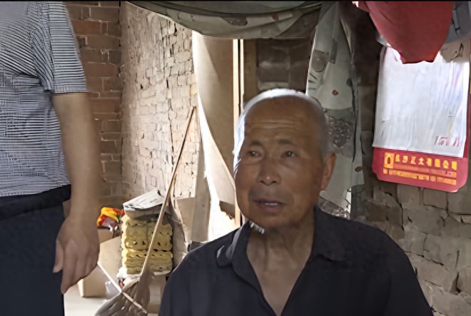 Cha gi&agrave; 92 tuổi c&ocirc; độc trong căn nh&agrave; sắp đổ, 5 con trai ở biệt thự bao quanh, bị chỉ tr&iacute;ch chỉ n&oacute;i: 