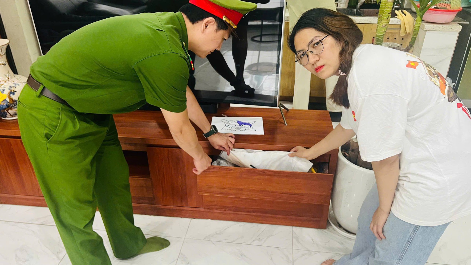 Khám xét chỗ ở, nơi làm việc của Trần Thị Dung - Ảnh 2. Khám xét chỗ ở, nơi làm việc của Trần Thị Dung - Ảnh 2.