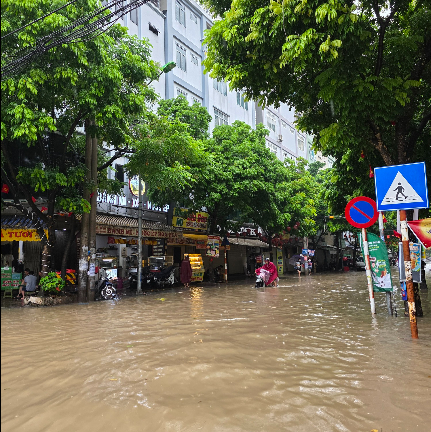 Hà Nội nhiều nơi ngập trong biển nước, người dân chèo thuyền, nước hồ Hoàn Kiếm dâng đến 7,8m- Ảnh 10.