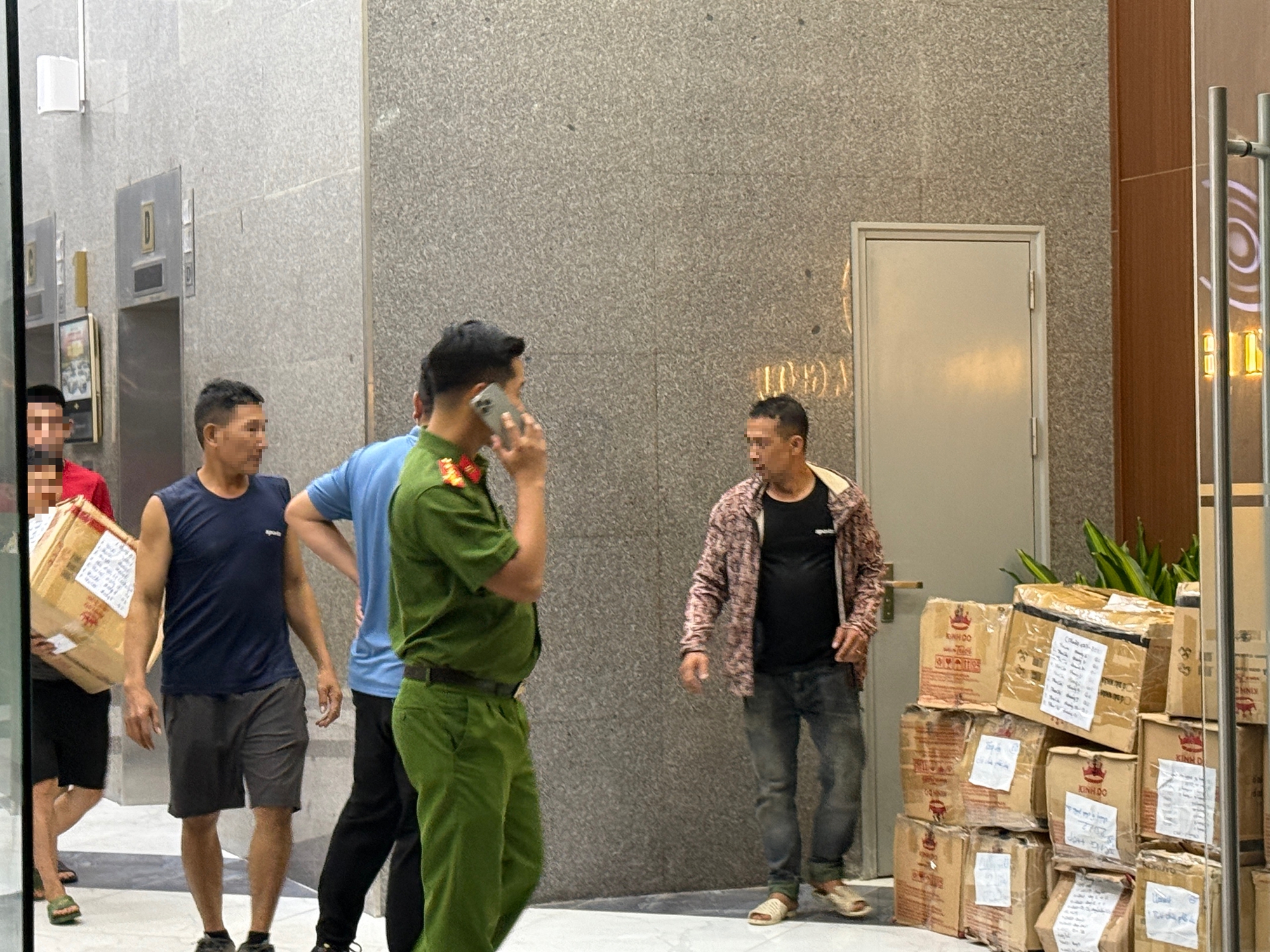 VIDEO: Công an đưa hàng chục thùng carton khỏi toà nhà có trụ sở công ty của Shark Bình- Ảnh 5.