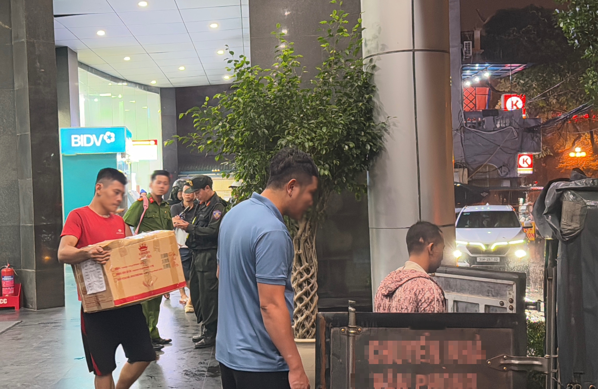 VIDEO: Công an đưa hàng chục thùng carton khỏi toà nhà có trụ sở công ty của Shark Bình- Ảnh 6.