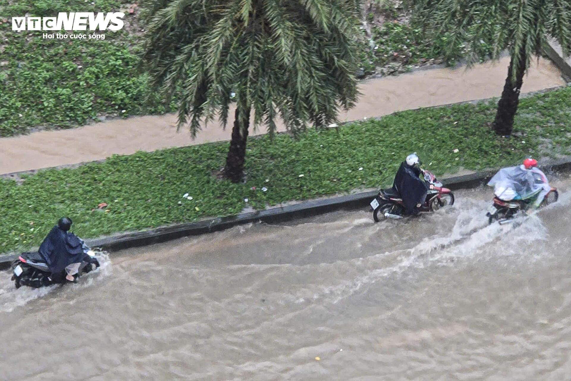 Hà Nội mưa lớn, Đại lộ Thăng Long ngập gần nửa mét, giao thông tê liệt kéo dài- Ảnh 4.