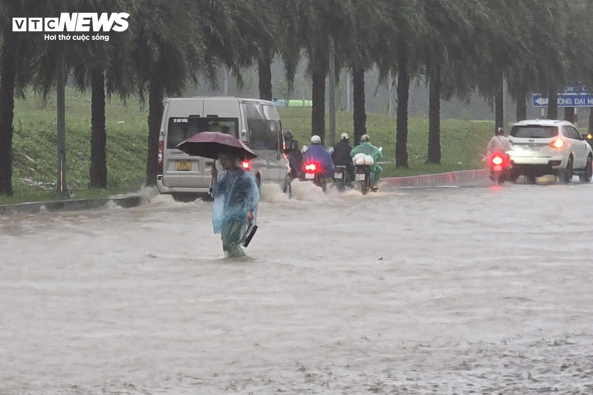 Hà Nội mưa lớn, Đại lộ Thăng Long ngập gần nửa mét, giao thông tê liệt kéo dài- Ảnh 6.