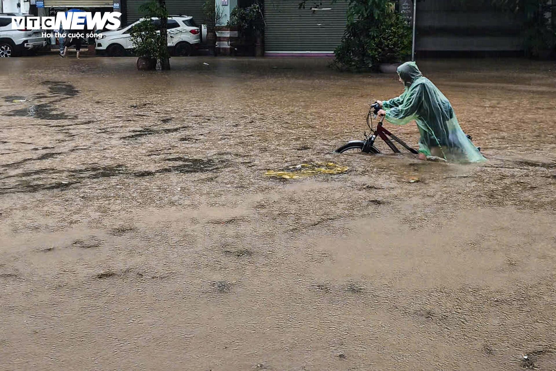 Hà Nội mưa lớn, Đại lộ Thăng Long ngập gần nửa mét, giao thông tê liệt kéo dài- Ảnh 9.