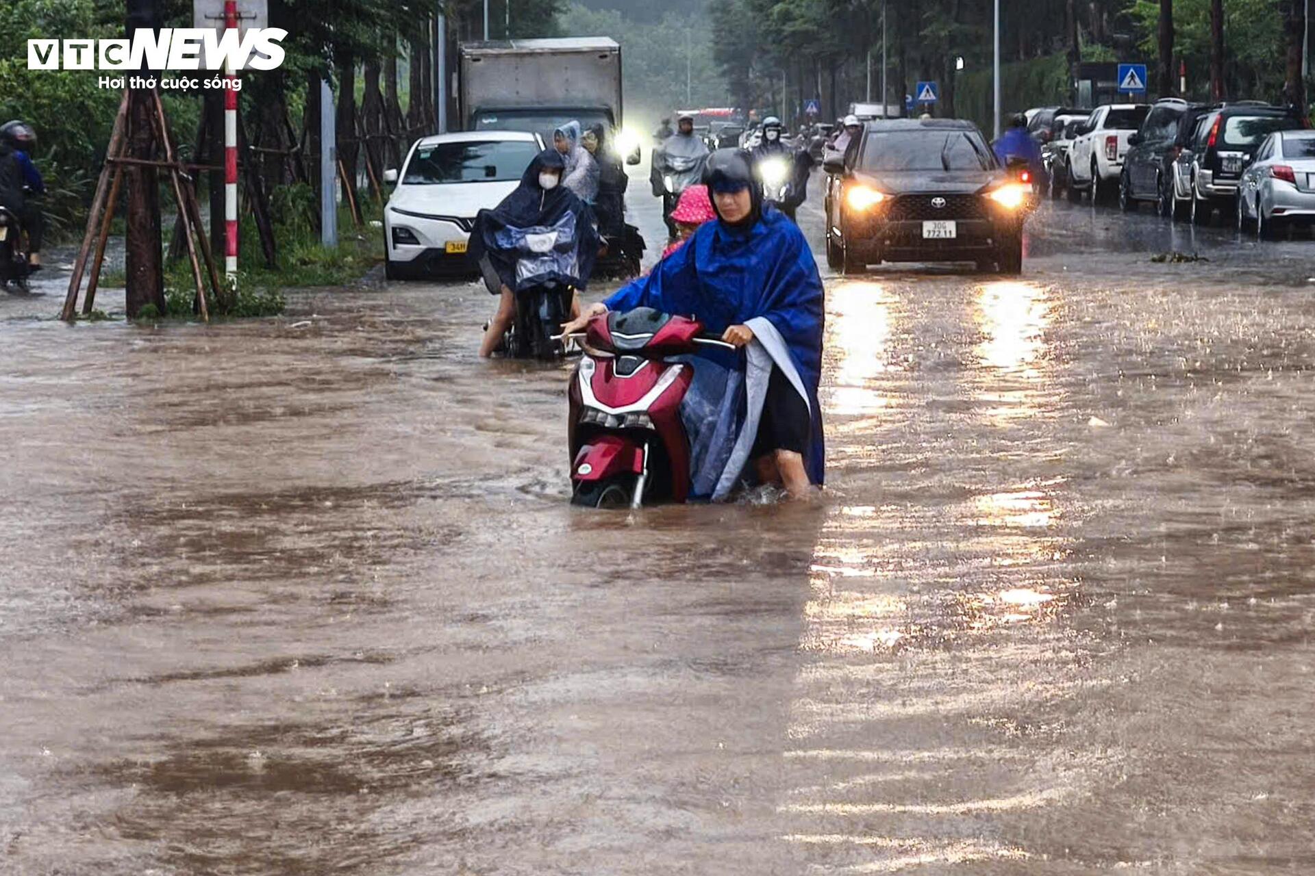 Hà Nội mưa lớn, Đại lộ Thăng Long ngập gần nửa mét, giao thông tê liệt kéo dài- Ảnh 10.