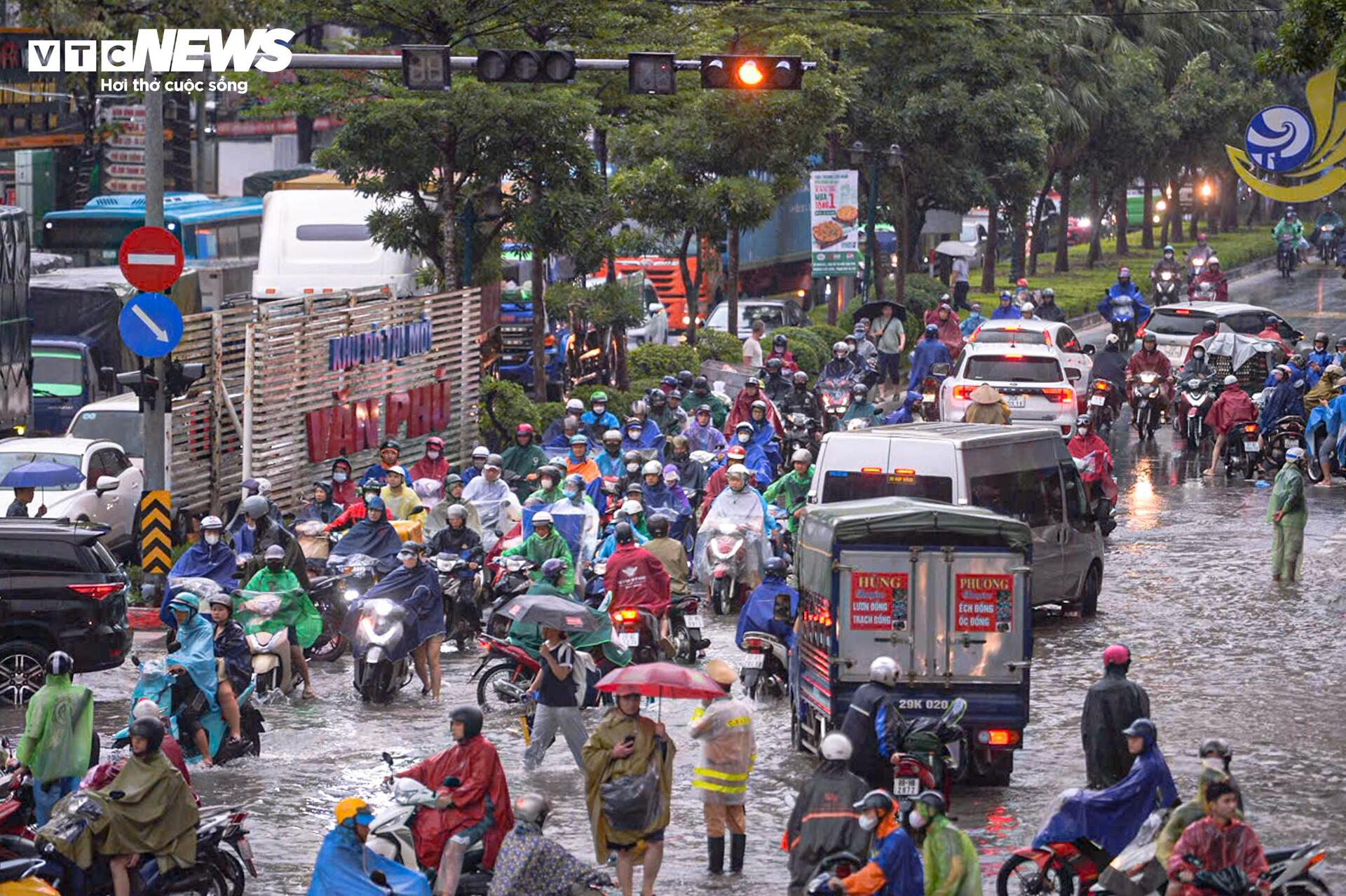 Đường phố ngập sâu, người Hà Nội bì bõm lội nước đi làm rồi bất lực quay về- Ảnh 2.