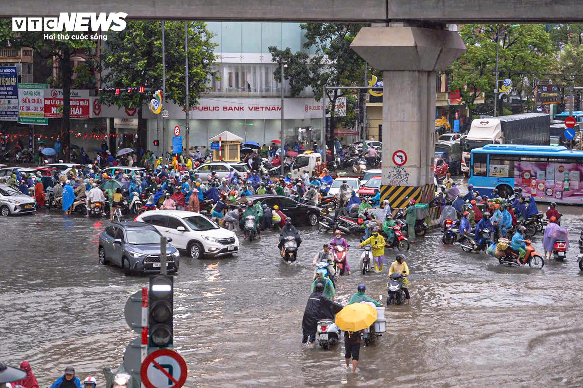 Đường phố ngập sâu, người Hà Nội bì bõm lội nước đi làm rồi bất lực quay về- Ảnh 1.