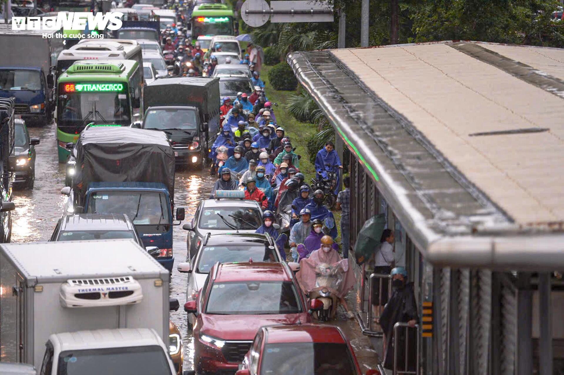 Đường phố ngập sâu, người Hà Nội bì bõm lội nước đi làm rồi bất lực quay về- Ảnh 3.