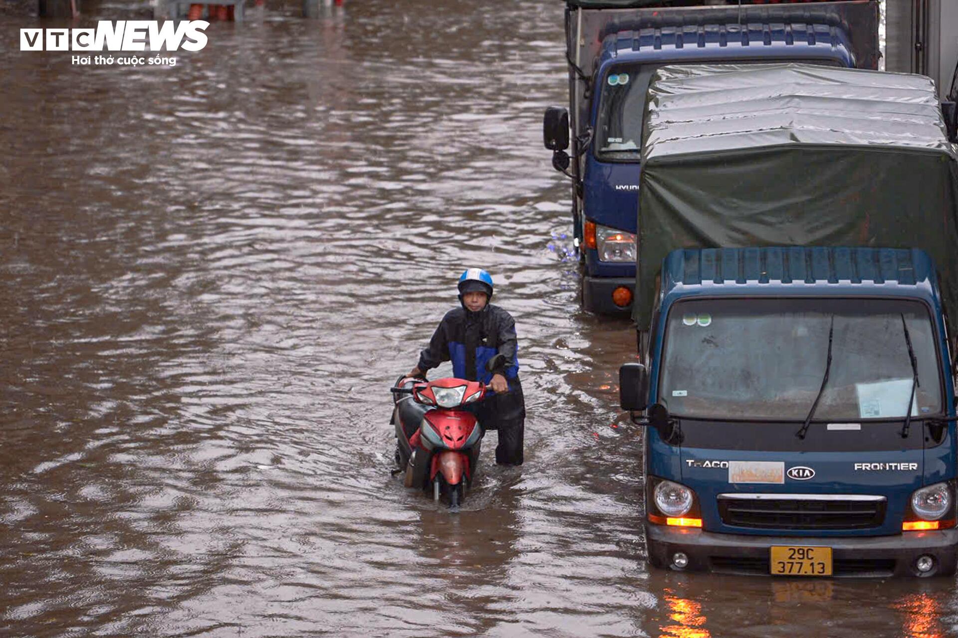 Đường phố ngập sâu, người Hà Nội bì bõm lội nước đi làm rồi bất lực quay về- Ảnh 4.