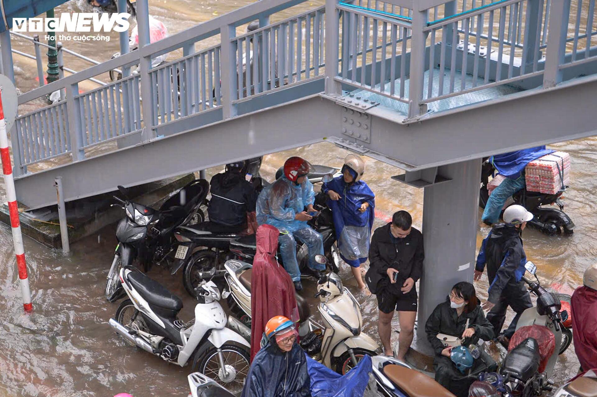 Đường phố ngập sâu, người Hà Nội bì bõm lội nước đi làm rồi bất lực quay về- Ảnh 5.