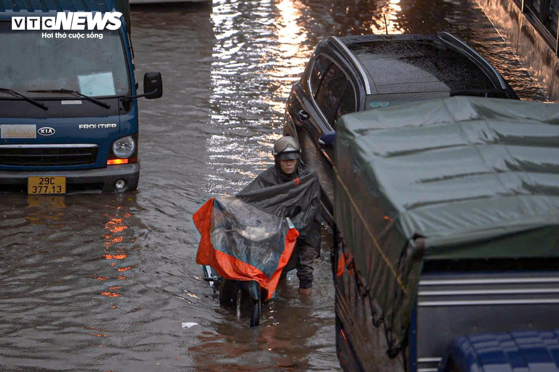 Đường phố ngập sâu, người Hà Nội bì bõm lội nước đi làm rồi bất lực quay về- Ảnh 9.