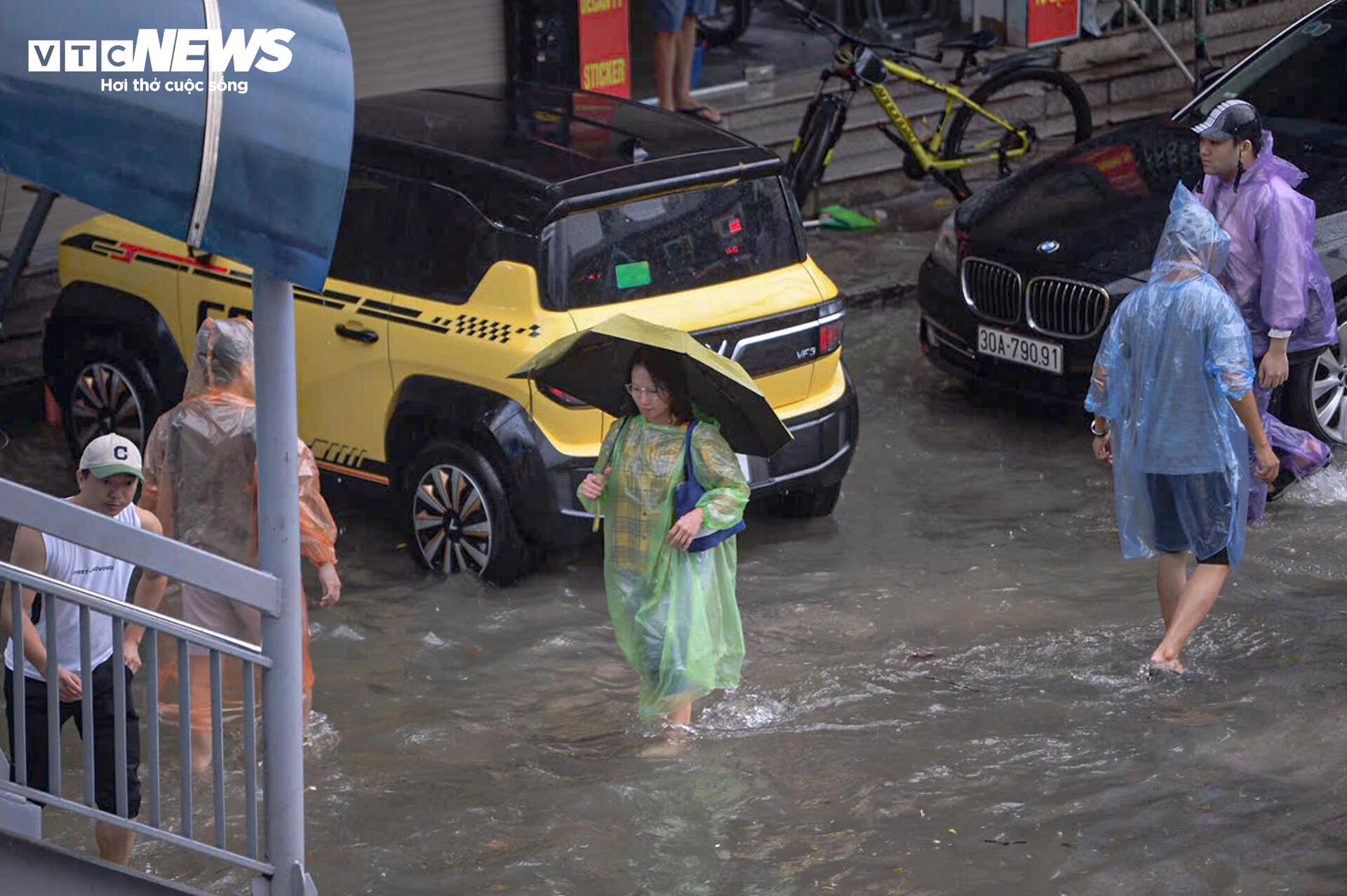 Đường phố ngập sâu, người Hà Nội bì bõm lội nước đi làm rồi bất lực quay về- Ảnh 8.