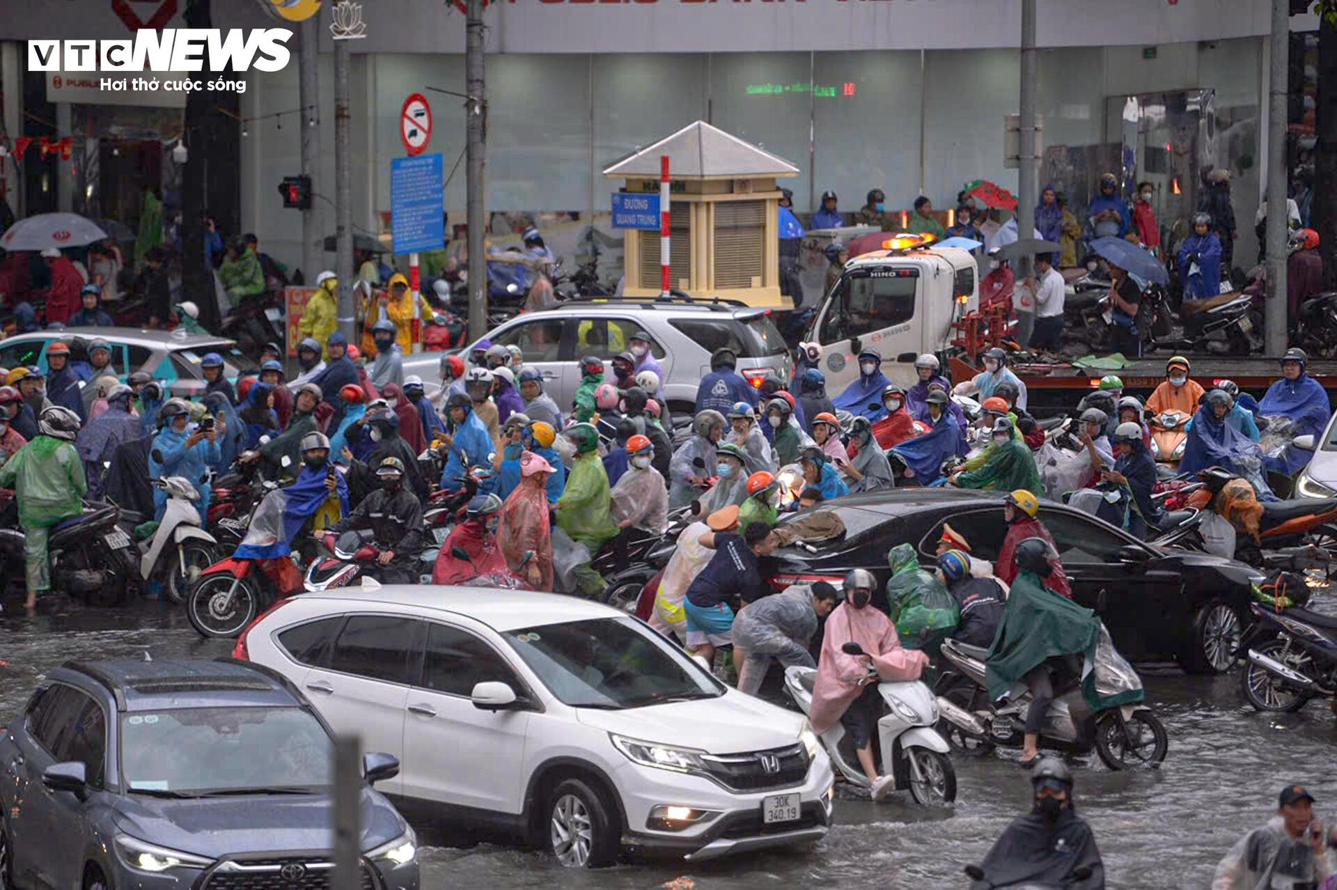 Đường phố ngập sâu, người Hà Nội bì bõm lội nước đi làm rồi bất lực quay về- Ảnh 6.