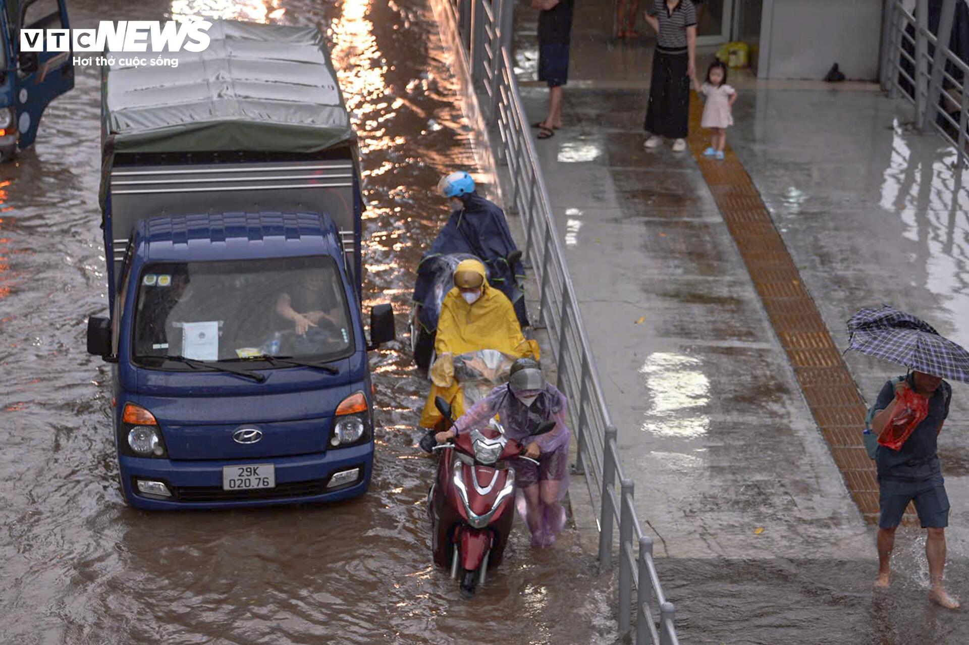 Đường phố ngập sâu, người Hà Nội bì bõm lội nước đi làm rồi bất lực quay về- Ảnh 7.