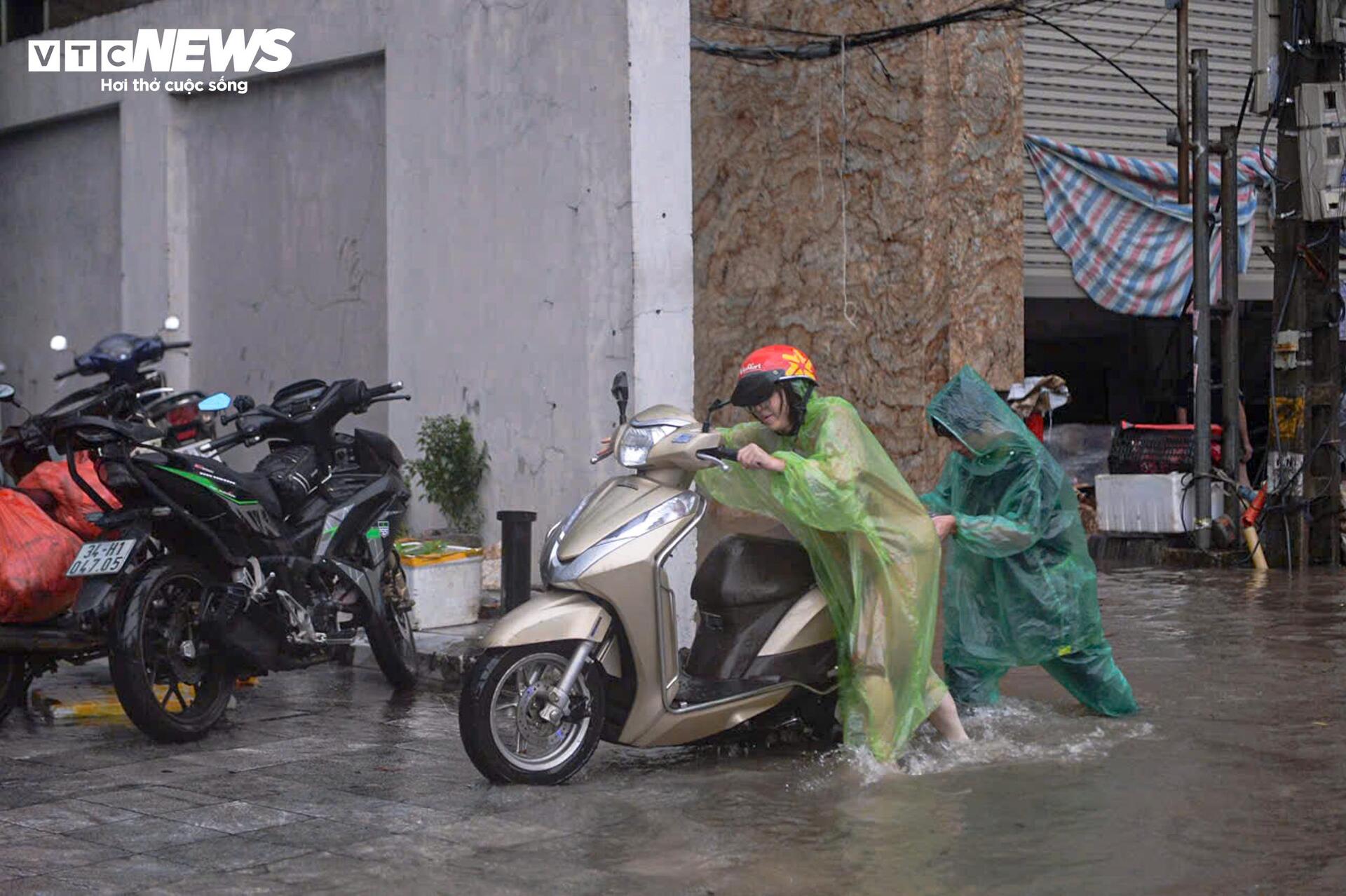 Đường phố ngập sâu, người Hà Nội bì bõm lội nước đi làm rồi bất lực quay về- Ảnh 11.