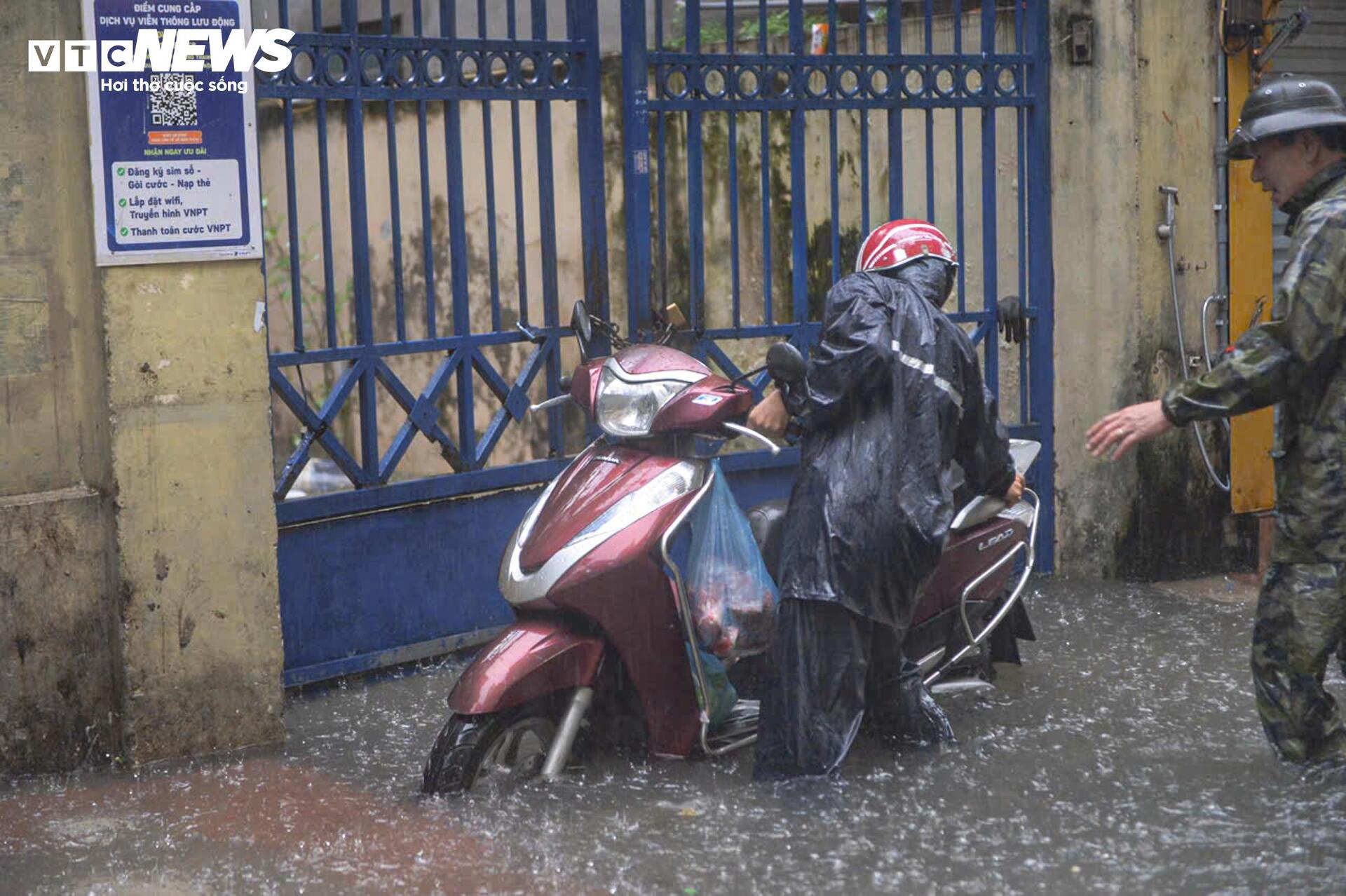 Đường phố ngập sâu, người Hà Nội bì bõm lội nước đi làm rồi bất lực quay về- Ảnh 14.