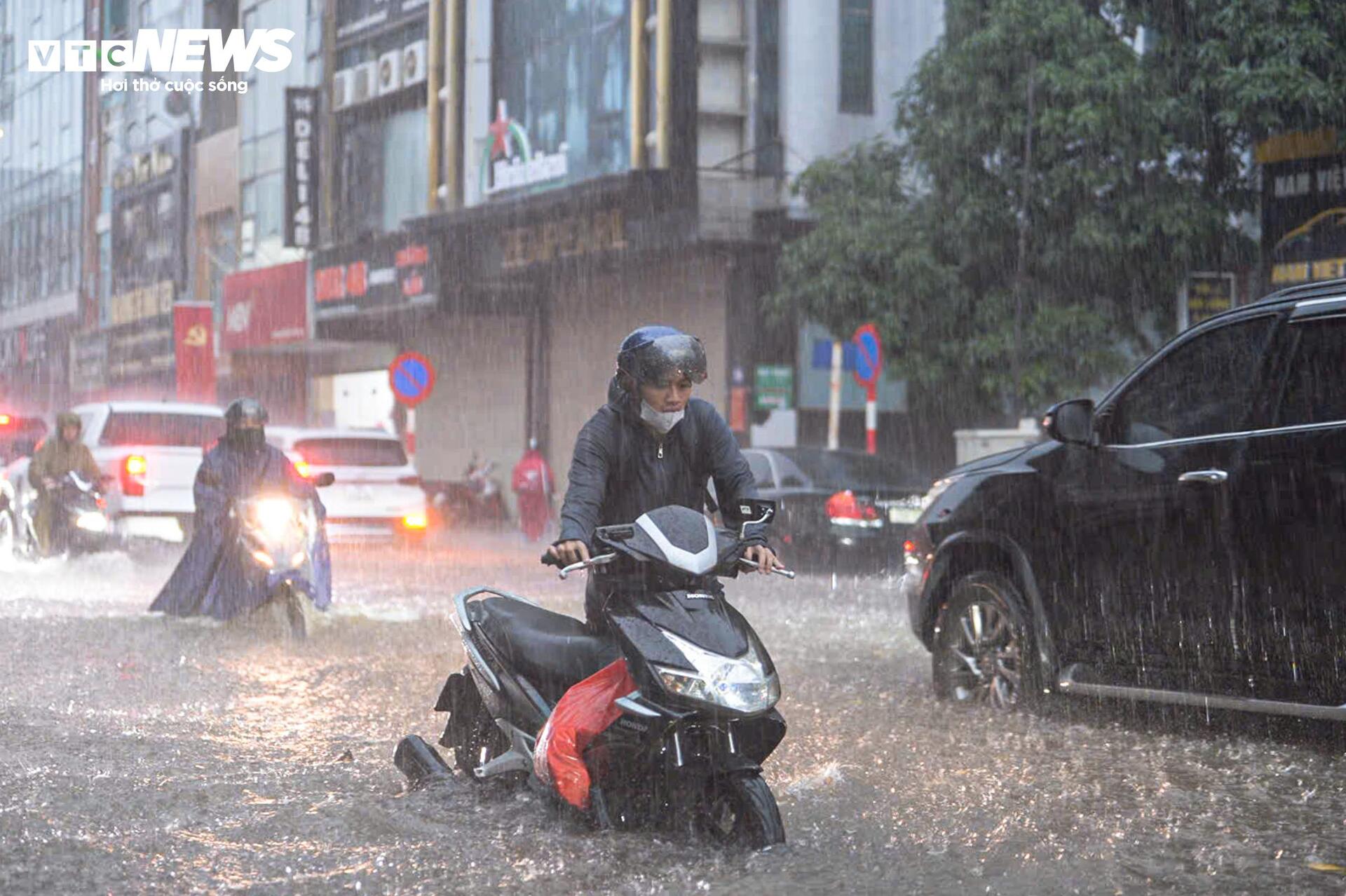 Đường phố ngập sâu, người Hà Nội bì bõm lội nước đi làm rồi bất lực quay về- Ảnh 13.