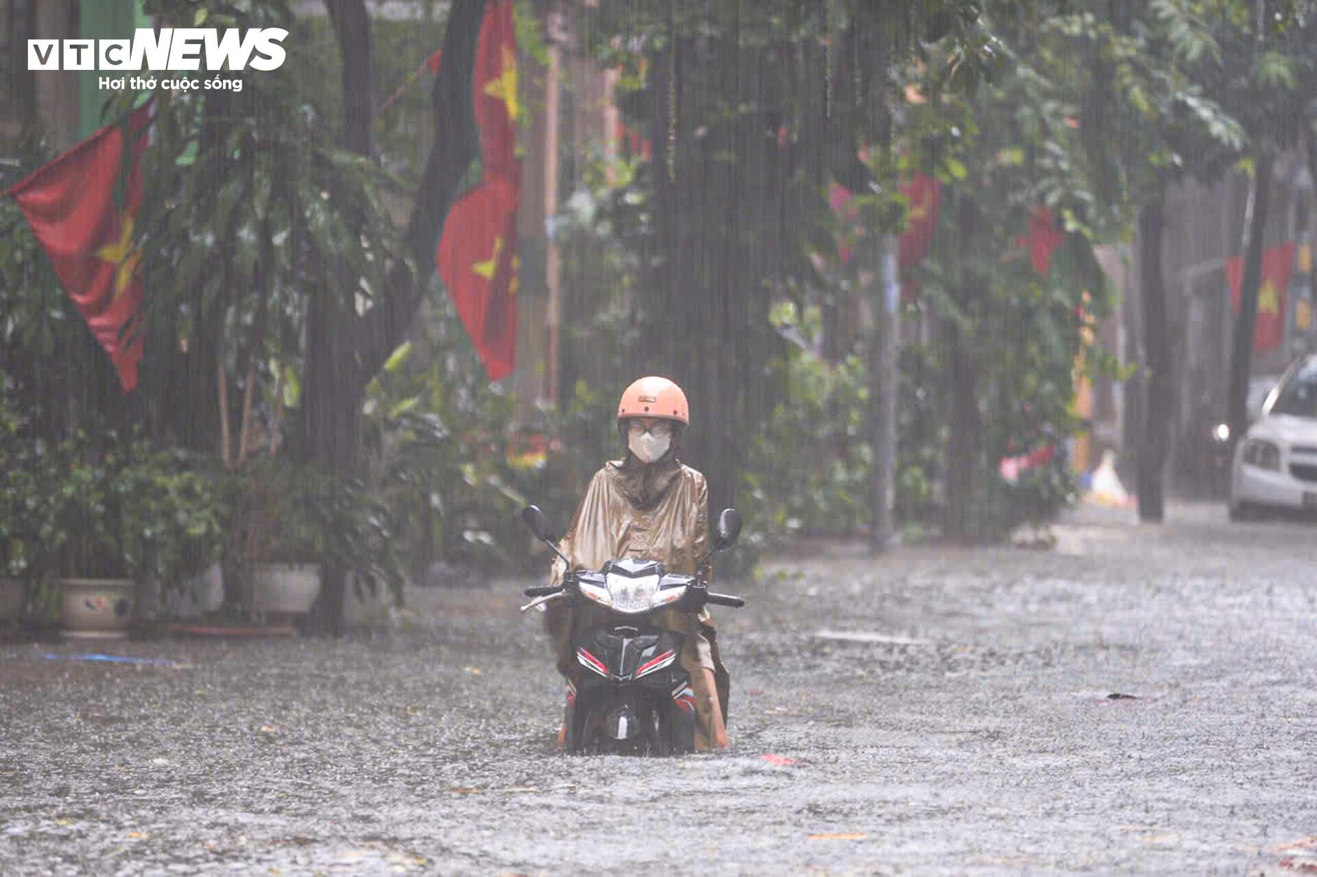 Đường phố ngập sâu, người Hà Nội bì bõm lội nước đi làm rồi bất lực quay về- Ảnh 10.