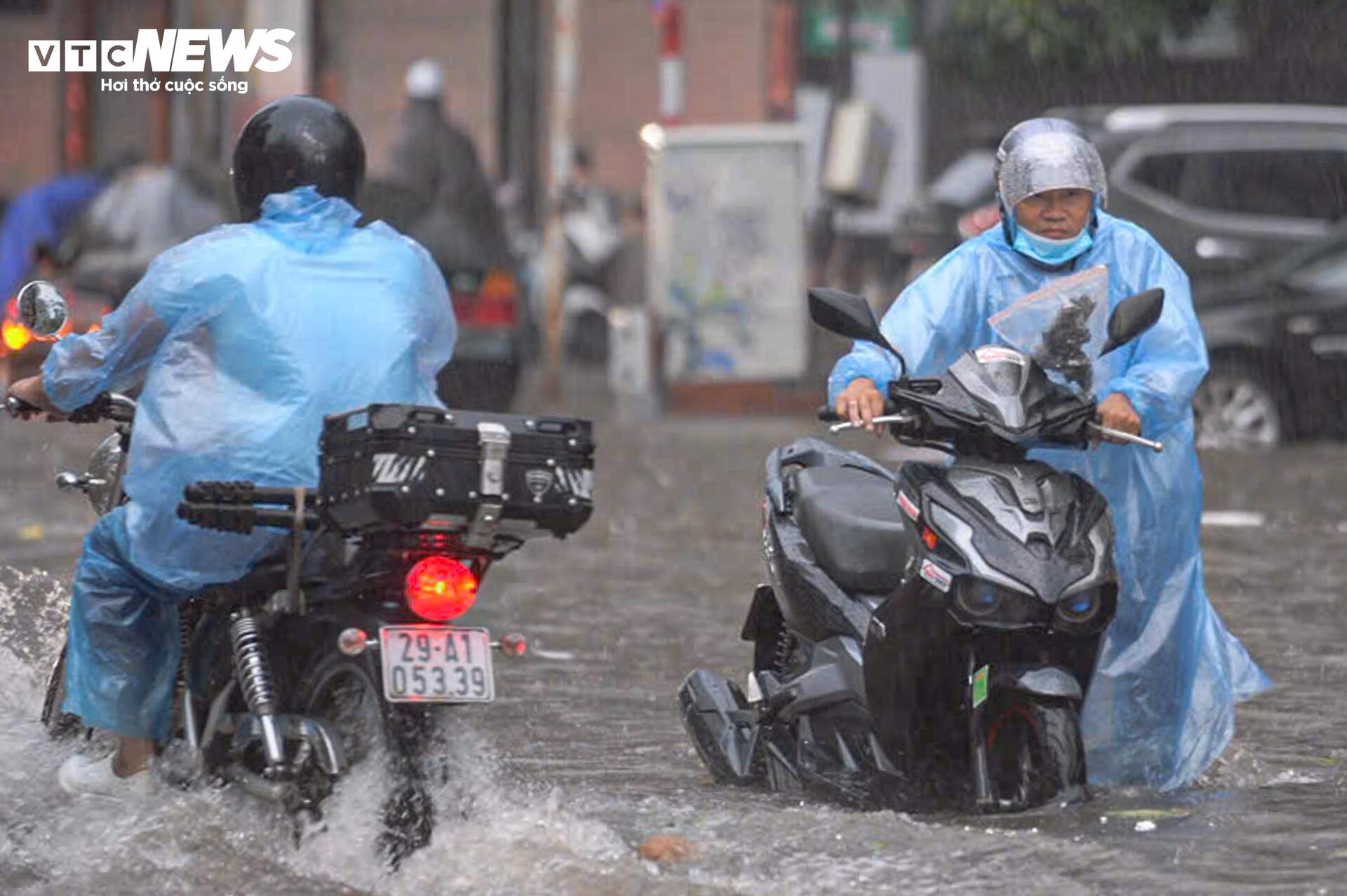 Đường phố ngập sâu, người Hà Nội bì bõm lội nước đi làm rồi bất lực quay về- Ảnh 12.