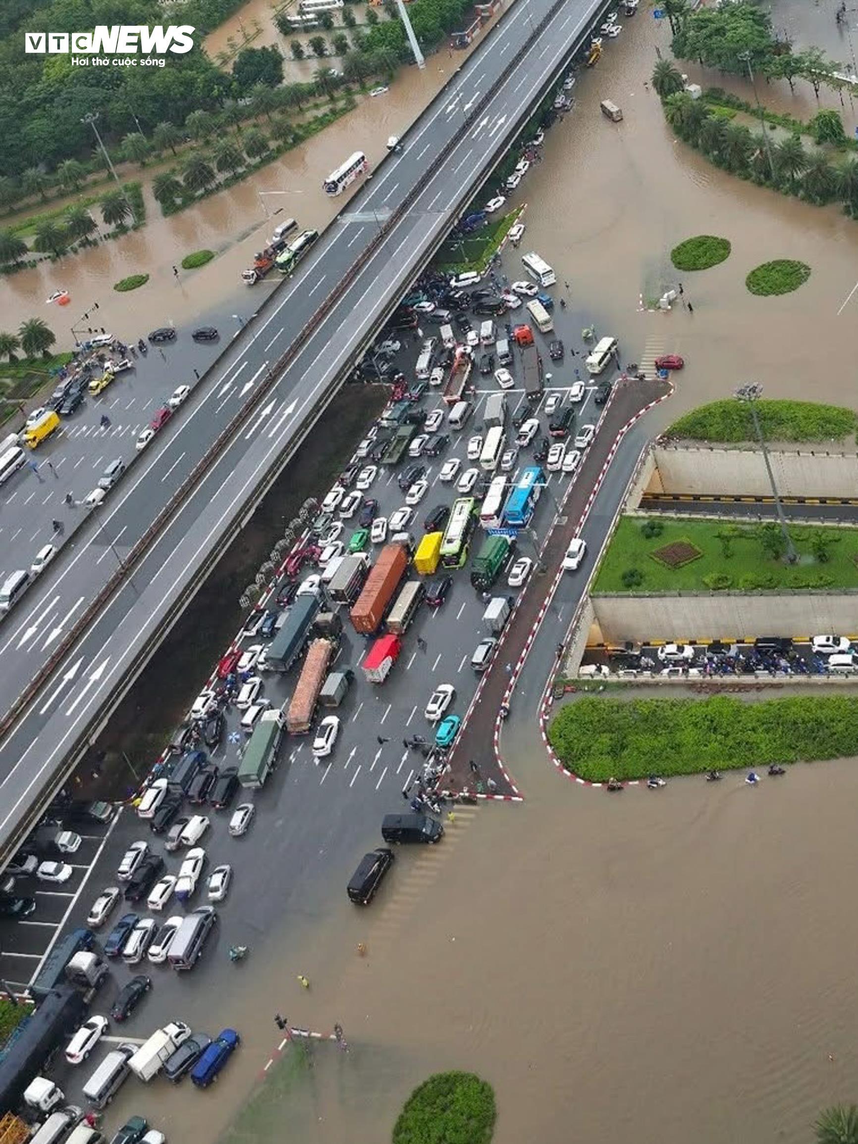 Hà Nội nhiều nơi ngập trong biển nước, người dân chèo thuyền, nước hồ Hoàn Kiếm dâng đến 7,8m- Ảnh 21.