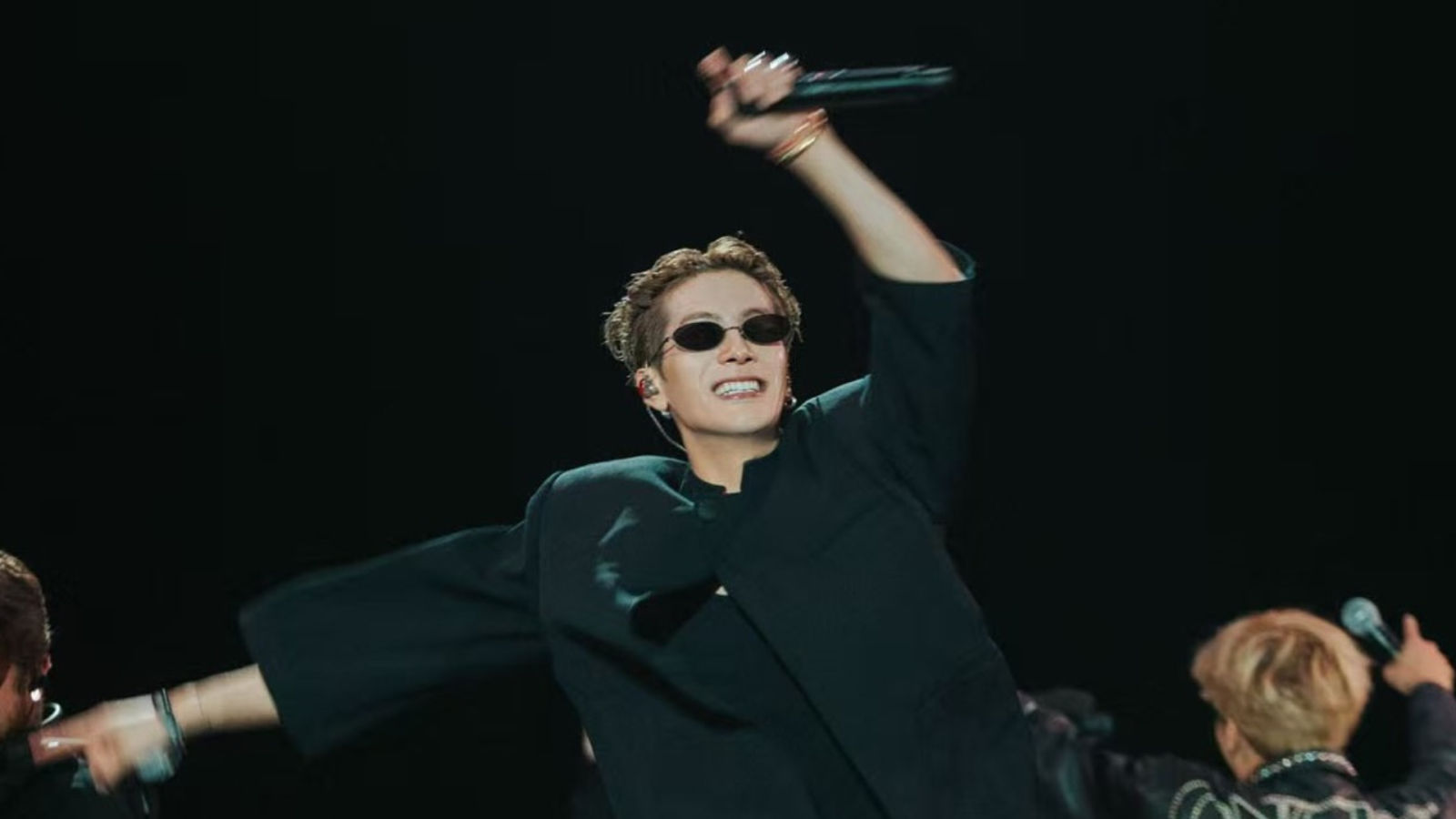 Nam ca sĩ hạng A để fan nữ đụng chạm, vũ đạo 18+ phản cảm qu&aacute; đ&agrave;- Ảnh 2.