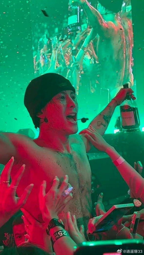 Nam ca sĩ hạng A để fan nữ đụng chạm, vũ đạo 18+ phản cảm qu&aacute; đ&agrave;- Ảnh 5.