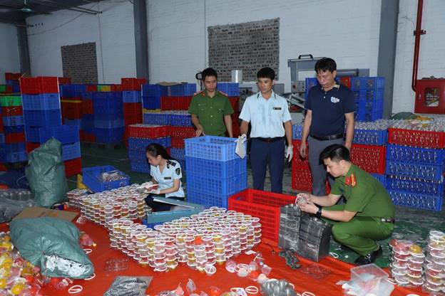 Đột kích 'lò kẹo' ở Ninh Bình: Phát hiện 2 triệu sản phẩm kẹo, thạch được sản xuất từ 15 phụ gia thực phẩm không rõ nguồn gốc- Ảnh 1.