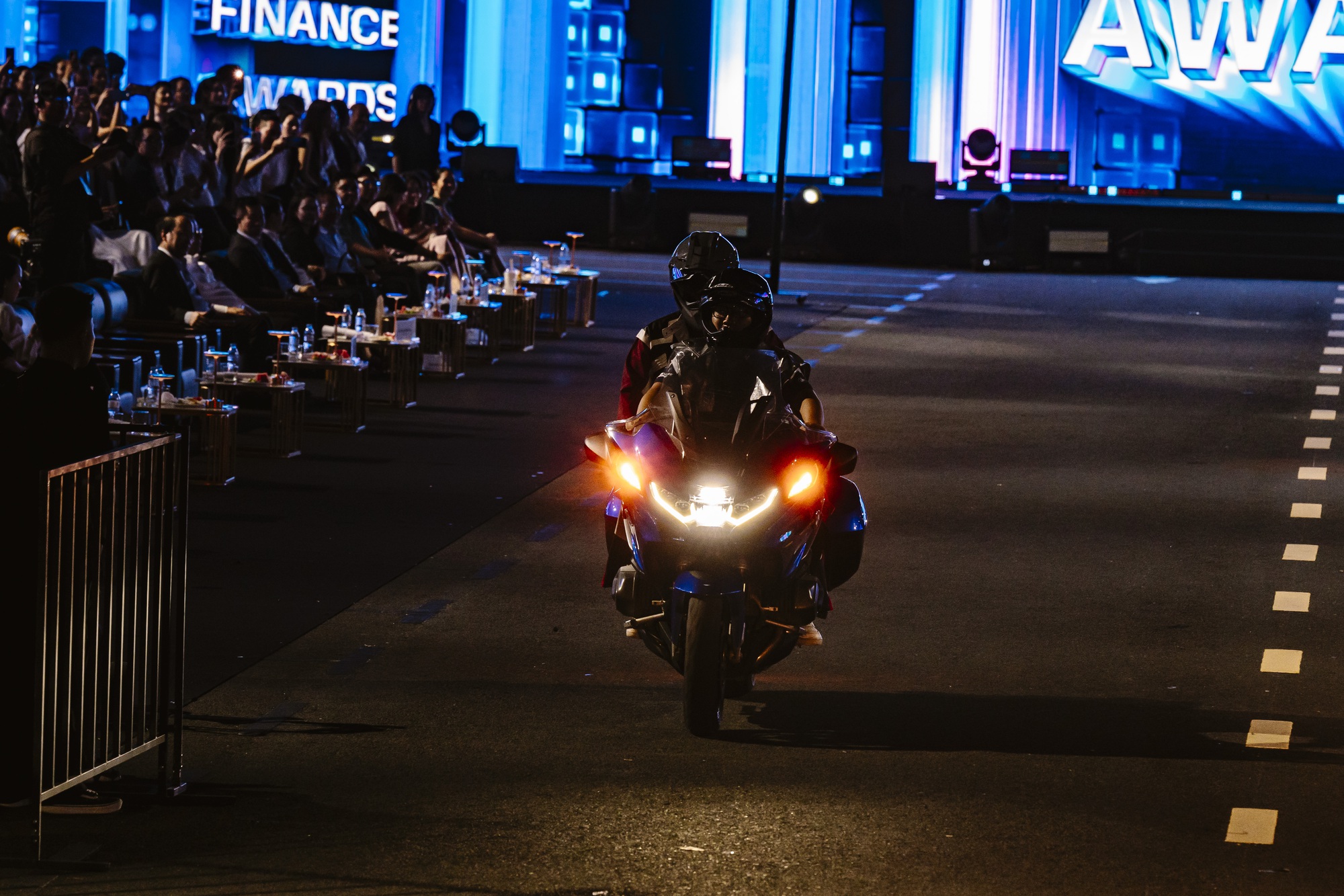 H&agrave;ng triệu lượt xem online, cả ngh&igrave;n kh&aacute;n giả trực tiếp, 15 &ocirc; t&ocirc; trị gi&aacute; cả chục tỷ đồng c&ugrave;ng loạt con số ấn tượng trong đ&ecirc;m Gala CCA 2025- Ảnh 5.