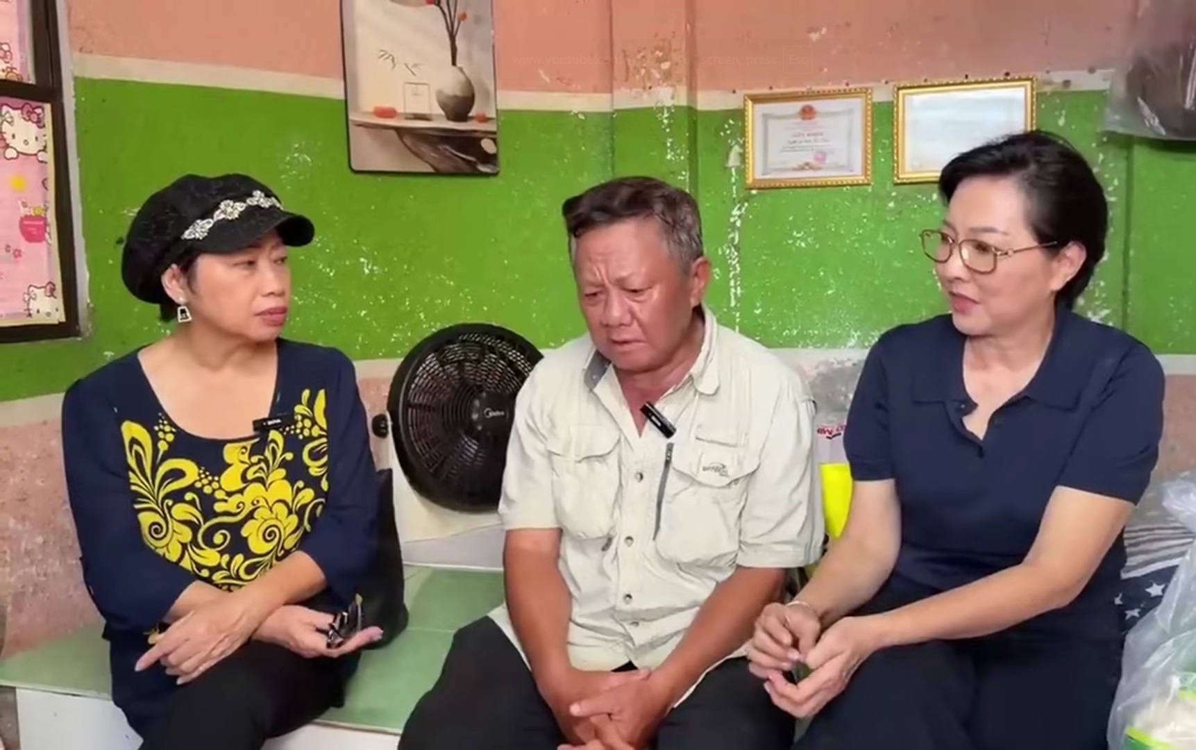 Nam nghệ sĩ hài miền Nam 2 tháng không có show, phải ở nhà kho- Ảnh 1. Nam nghệ sĩ hài miền Nam 2 tháng không có show, phải ở nhà kho- Ảnh 1.