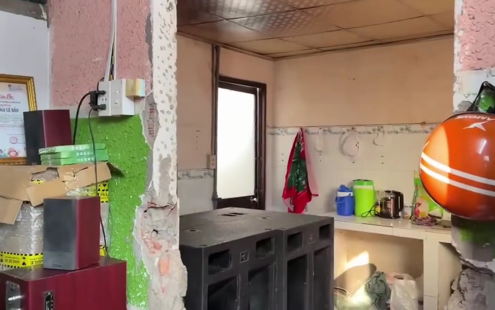 Nam nghệ sĩ hài miền Nam 2 tháng không có show, phải ở nhà kho- Ảnh 2. Nam nghệ sĩ hài miền Nam 2 tháng không có show, phải ở nhà kho- Ảnh 2.