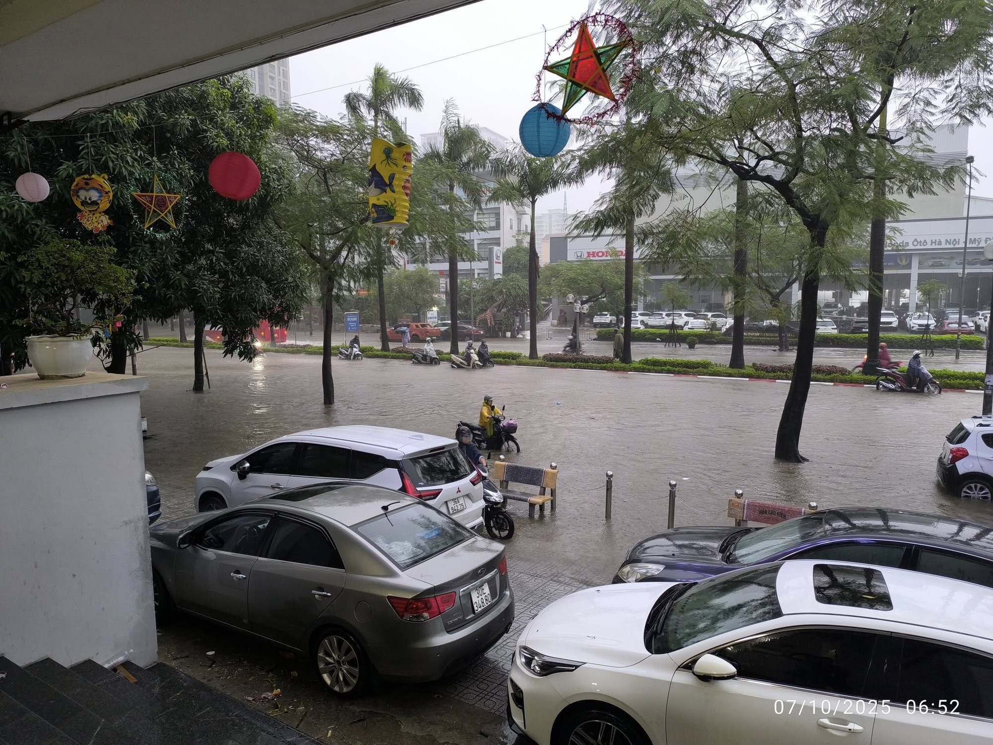Cập nhật: Mưa rất to, một số tuyến đường ở Hà Nội bắt đầu ngập, nhiều người dắt bộ- Ảnh 4.