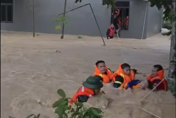 Ròng dây thừng giải cứu 5 người trong gia đình mắc kẹt giữa dòng lũ xiết- Ảnh 1.