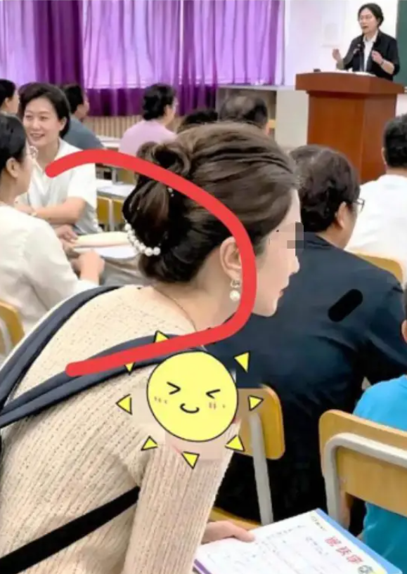 Bức ảnh khiến nhiều người bất bình: Đã đến lúc một số phụ huynh nên bớt soi mói vô lý!- Ảnh 1. Bức ảnh khiến nhiều người bất bình: Đã đến lúc một số phụ huynh nên bớt soi mói vô lý!- Ảnh 1.