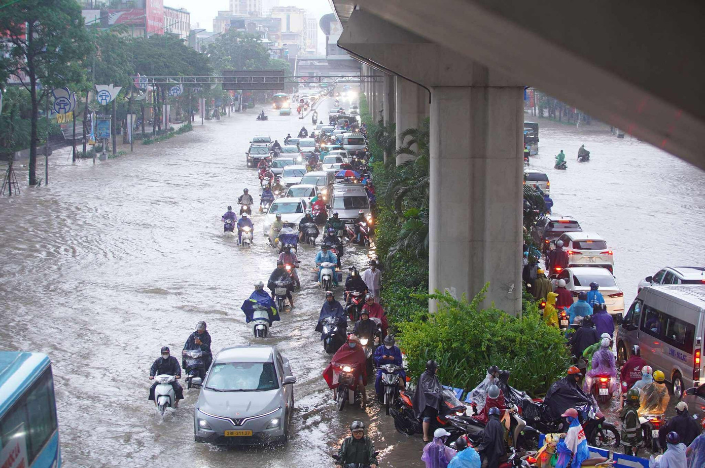 Hà Nội nhiều nơi ngập trong biển nước, người dân chèo thuyền, nước hồ Hoàn Kiếm dâng đến 7,8m- Ảnh 12.