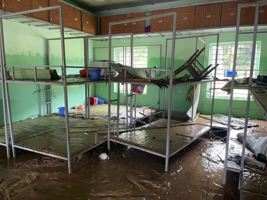 Thầy cô bật khóc nhìn trường học tan hoang sau lũ, hơn 400 HS chưa thể đến trường- Ảnh 7.