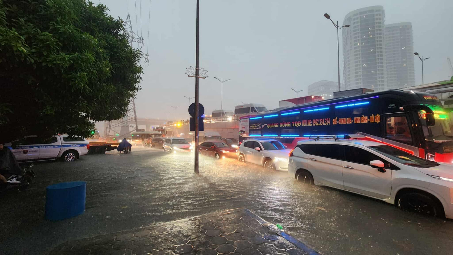 Cập nhật: Mưa rất to, một số tuyến đường ở Hà Nội bắt đầu ngập, nhiều người dắt bộ- Ảnh 3.