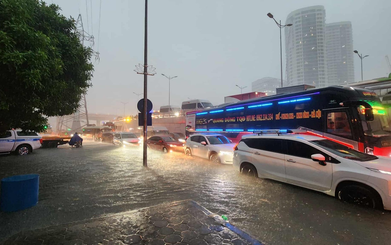 Nóng: Hà Nội xảy ra mưa dông ở nhiều nơi, cảnh báo ngập ở hàng loạt tuyến phố