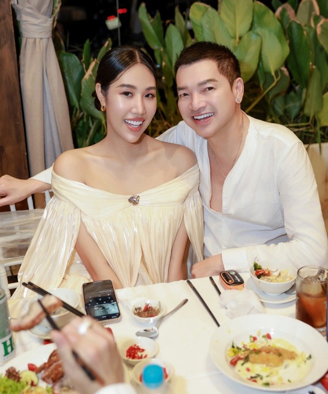 Vợ kém 37 tuổi của Quang Minh gây tranh cãi khi kéo áo để lộ rõ bra trước ống kính- Ảnh 6.