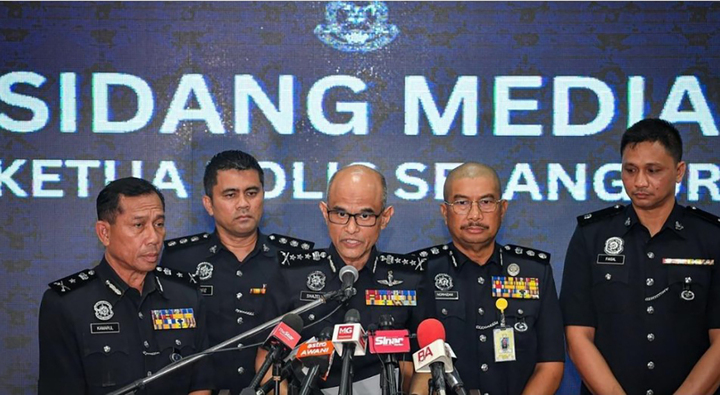 Mẹ vợ tuyển thủ Malaysia bị bắt trong đường dây làm giả hộ chiếu- Ảnh 1. Mẹ vợ tuyển thủ Malaysia bị bắt trong đường dây làm giả hộ chiếu- Ảnh 1.